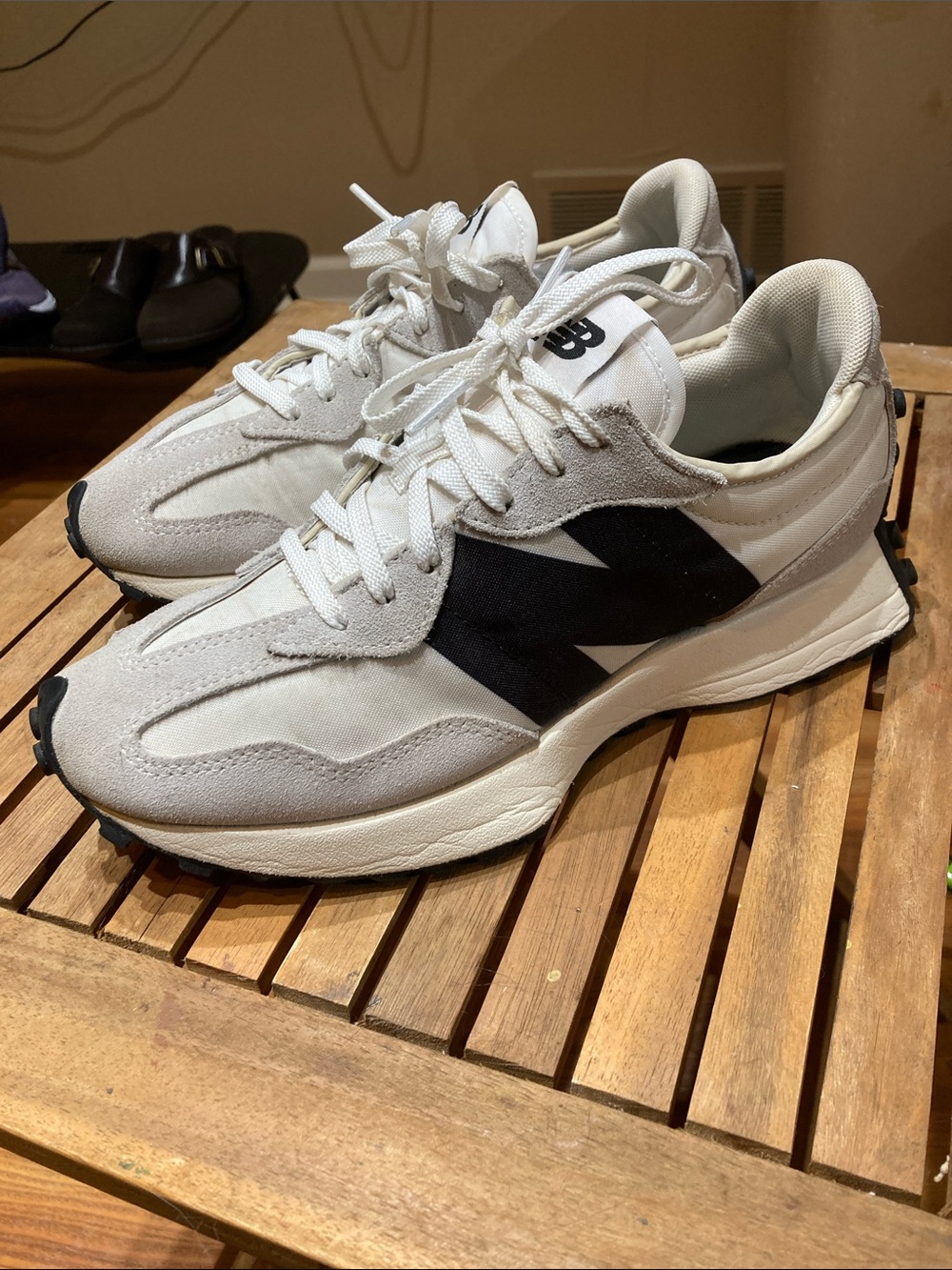 New Balance White Black Suede Mesh Low Top Lace Up Sneaker men’s 6.5 women’s 8